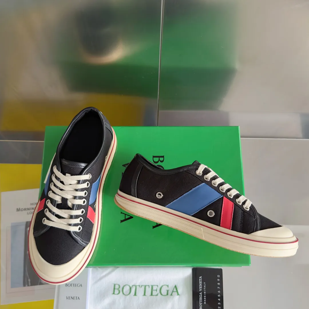 Top version: Couple model 560💰 Bottega Veneta Bottega Veneta BV’s latest Eliot series retro basketball shoes casual sports canvas shoes Bottega Veneta 2025 spring and summer show new shoes Eliot is on the market. Inspired by retro basketball sneakers, the color combination highlights youthful vitality and perfectly interprets the theme of youth and childlike innocence. The details are also very particular. The summer canvas brings excellent durability and comfort. Designs such as calfskin trim, rubber toe caps and hand-painted retro red lines are full of retro feel. The round toe and convex sole add a modern feel. Exquisite packaging at the delivery counter🛍📦 ▪️Fabrics: Original customized high-density canvas + cowhide ▪️Inner lining: Original customized breathable canvas ▪️Sole: Original open-molded anti-slip TPU material ▪️Sole thickness: 3CM ▪️Size: Women’s 35-41 / [Men’s 39-45 pre-sale]